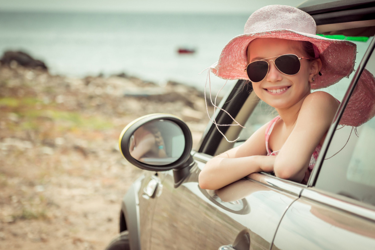 Une femme par la fenêtre de la voiture.