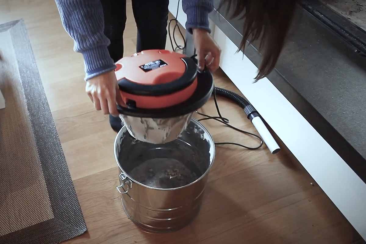 Un aspirateur à cendres spécialement conçu pour nettoyer et