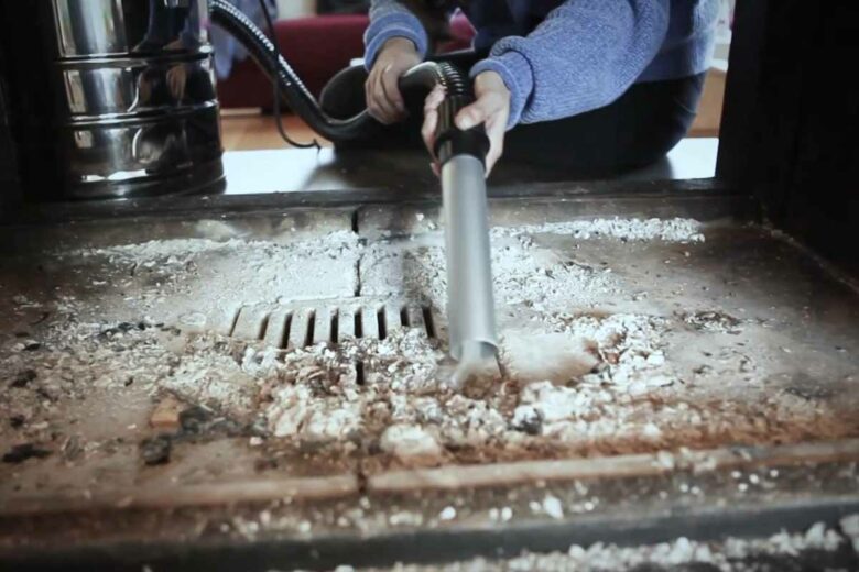 Un aspirateur pour aspirer les cendres des systèmes de chauffage au bois.