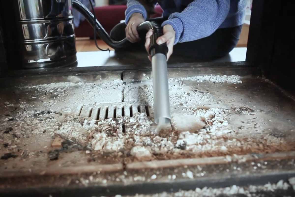 Un aspirateur à cendres spécialement conçu pour nettoyer et