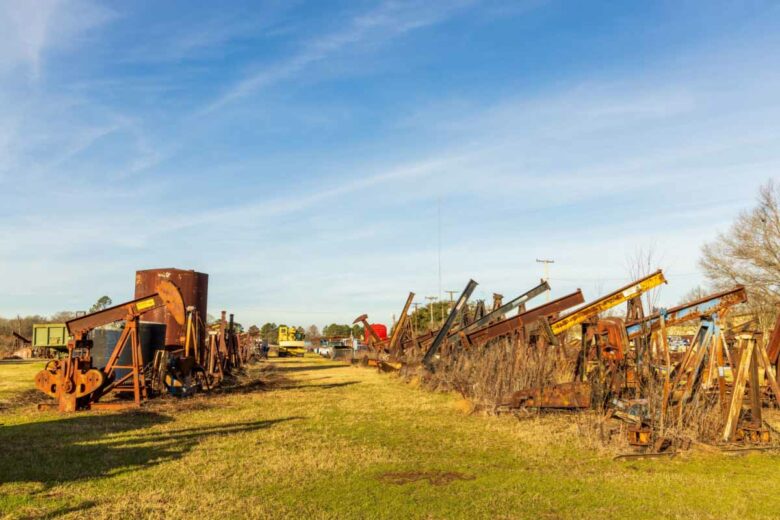 Des puits de pétroles abandonnés.