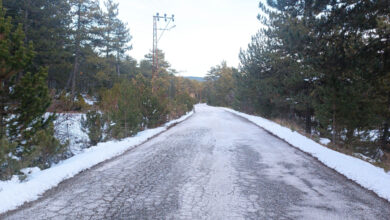 L'invention d'un additif pour continuellement garder les routes sans glace et sans neige.