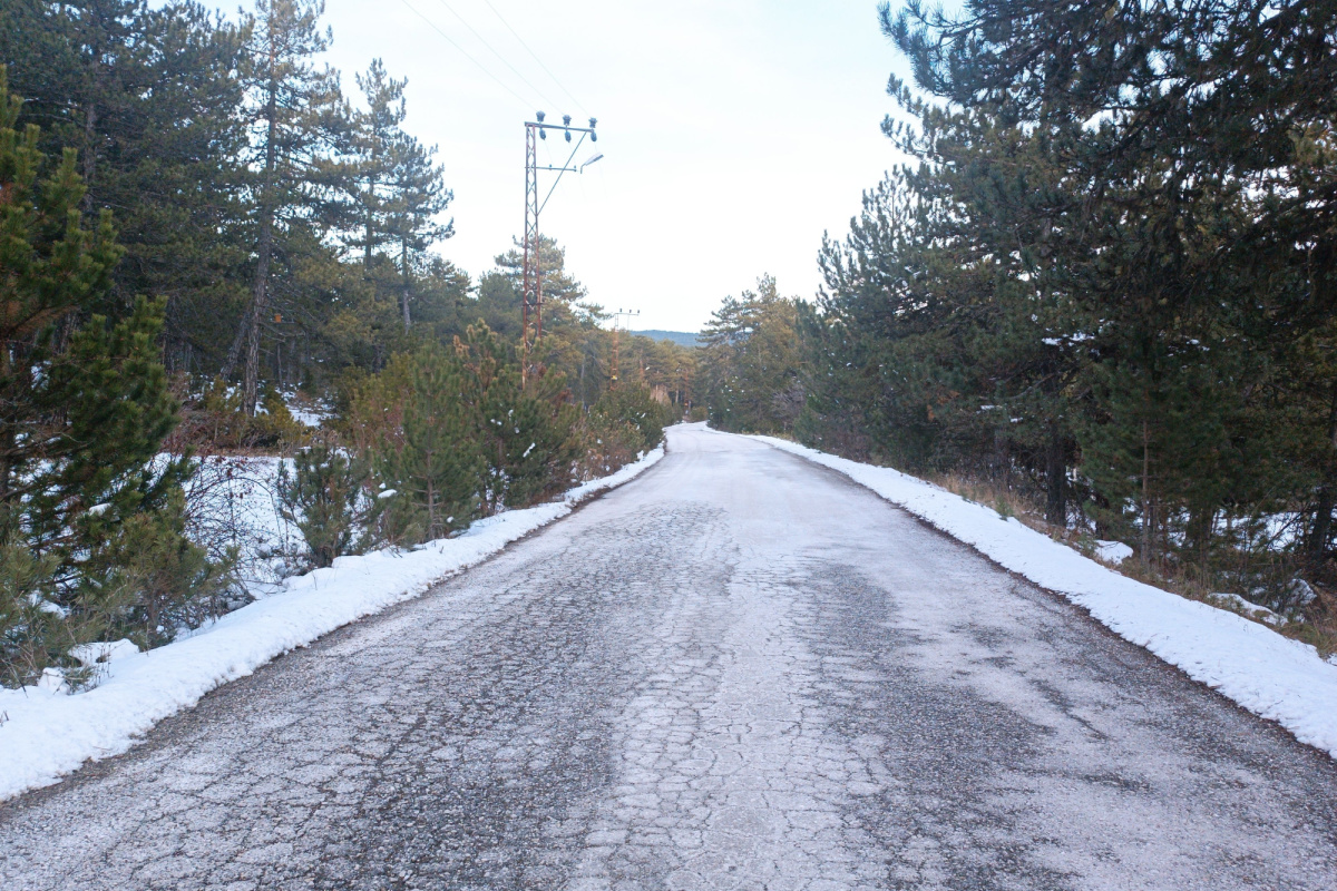 L'invention d'un additif pour continuellement garder les routes sans glace et sans neige.