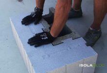 L'invention d'un bloc coffrant isolant en béton bois-ciment