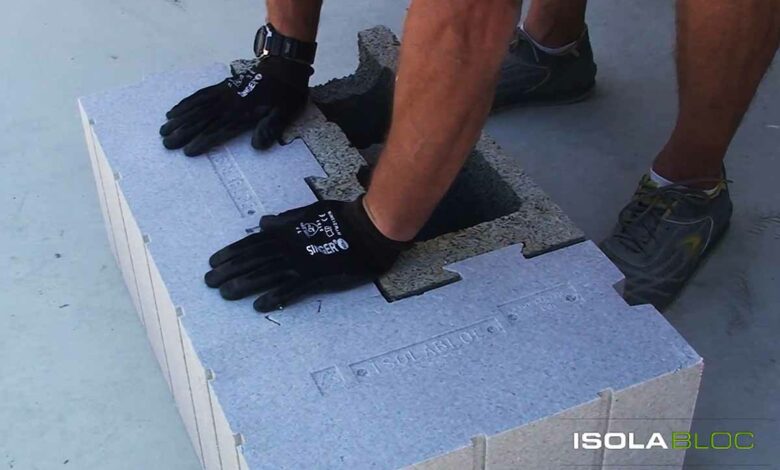 L'invention d'un bloc coffrant isolant en béton bois-ciment