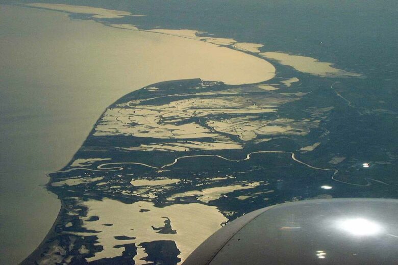 Embouchure du Petit-Rhône, avec les Saintes-Maries-de-la-Mer, l'étang de Malagroy, l'étang de l'Impérial et la Petite Camargue