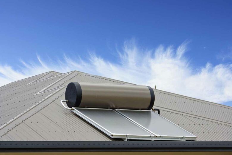 L'énergie captée par le chauffe-eau solaire est absorbée par un fluide caloporteur et ensuite restituée dans le cumulus.