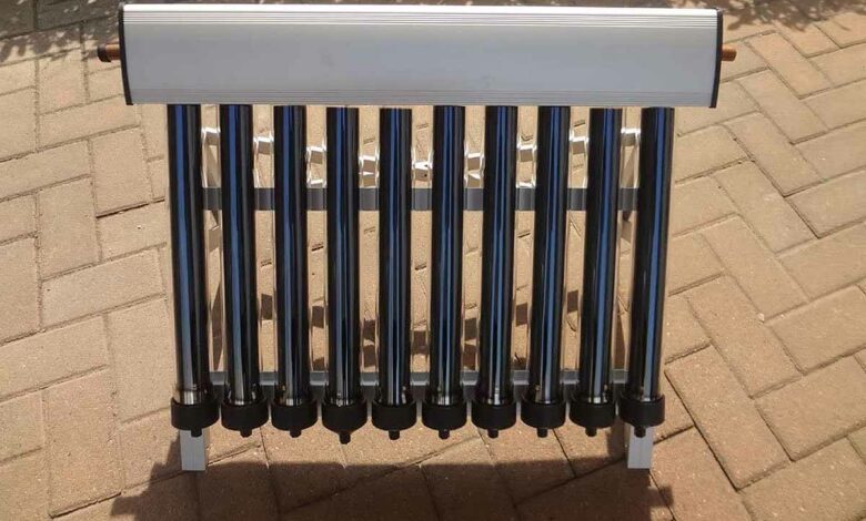 Un chauffe-eau solaire avec 10 tubes sous vide.