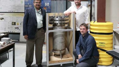 Les inventeurs de l'UCF (de gauche à droite) Jayanta Kapat, Marcel Otto et Ladislav Vesely à côté du prototype de l'invention. Crédit photo : Karen Norum, UCF