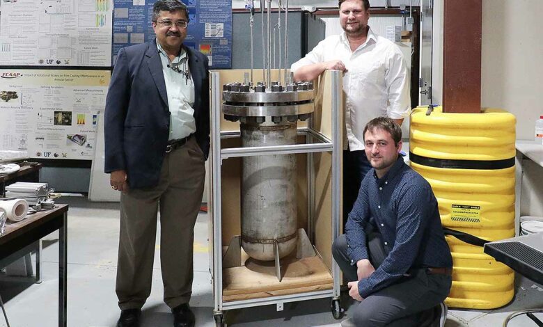 Les inventeurs de l'UCF (de gauche à droite) Jayanta Kapat, Marcel Otto et Ladislav Vesely à côté du prototype de l'invention. Crédit photo : Karen Norum, UCF