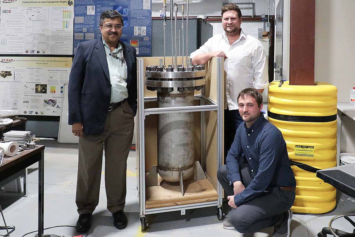 Les inventeurs de l'UCF (de gauche à droite) Jayanta Kapat, Marcel Otto et Ladislav Vesely à côté du prototype de l'invention. Crédit photo : Karen Norum, UCF