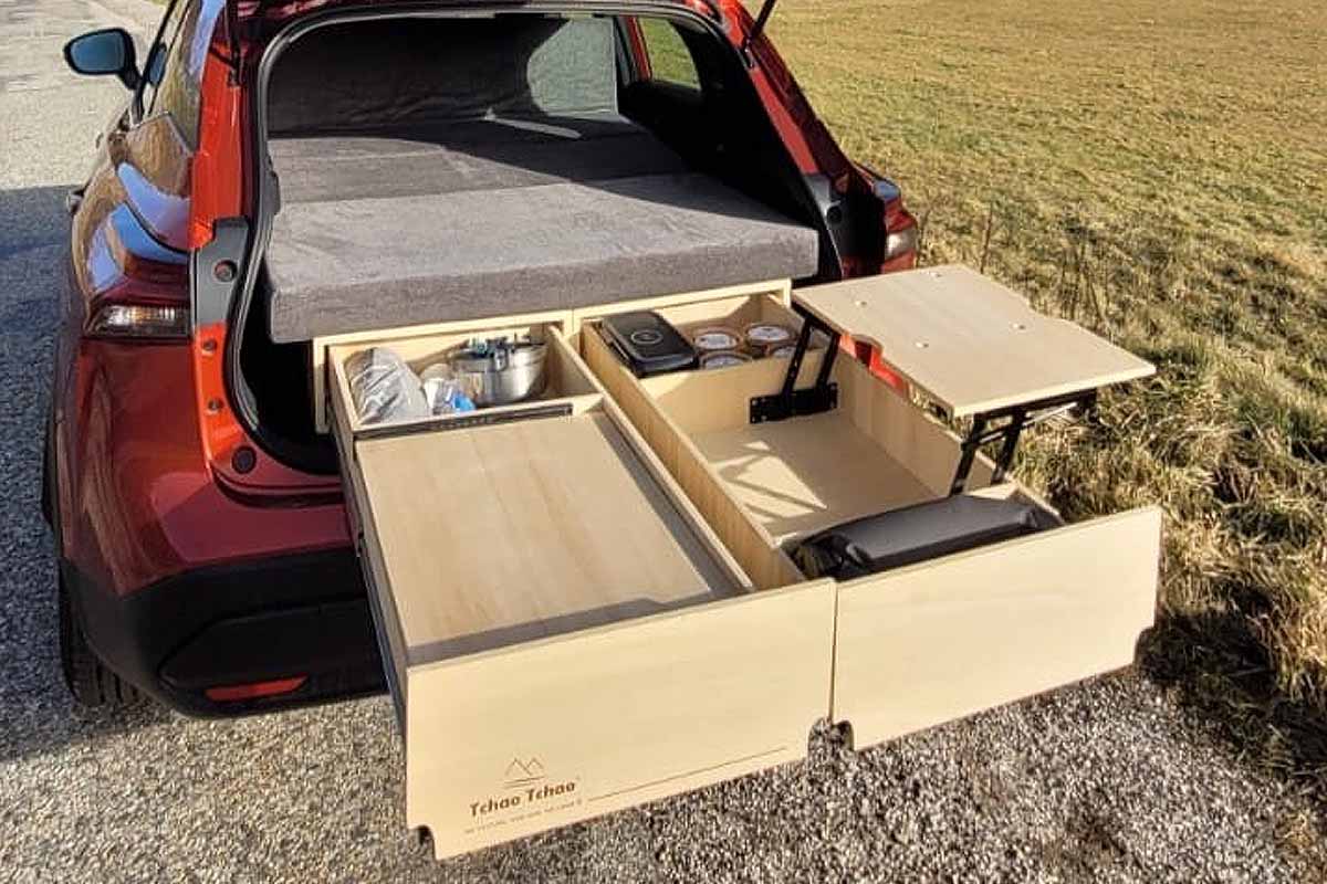 L'invention d'un kit d'aménagement en bois pour convertir les voitures en camping-car.