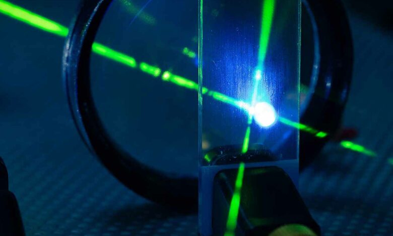 Cette invention permet de traiter les déchets nucléaires radioactifs avec des lasers.