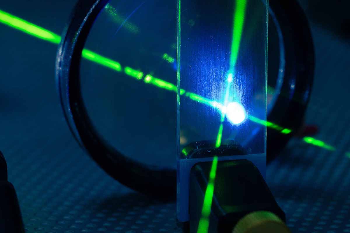 Cette invention permet de traiter les déchets nucléaires radioactifs avec des lasers.