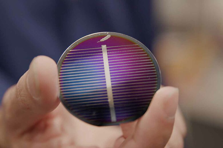 Depuis 2021, Blue Origin fabrique des cellules solaires et des fils de transmission à partir de simulants de régolithe.