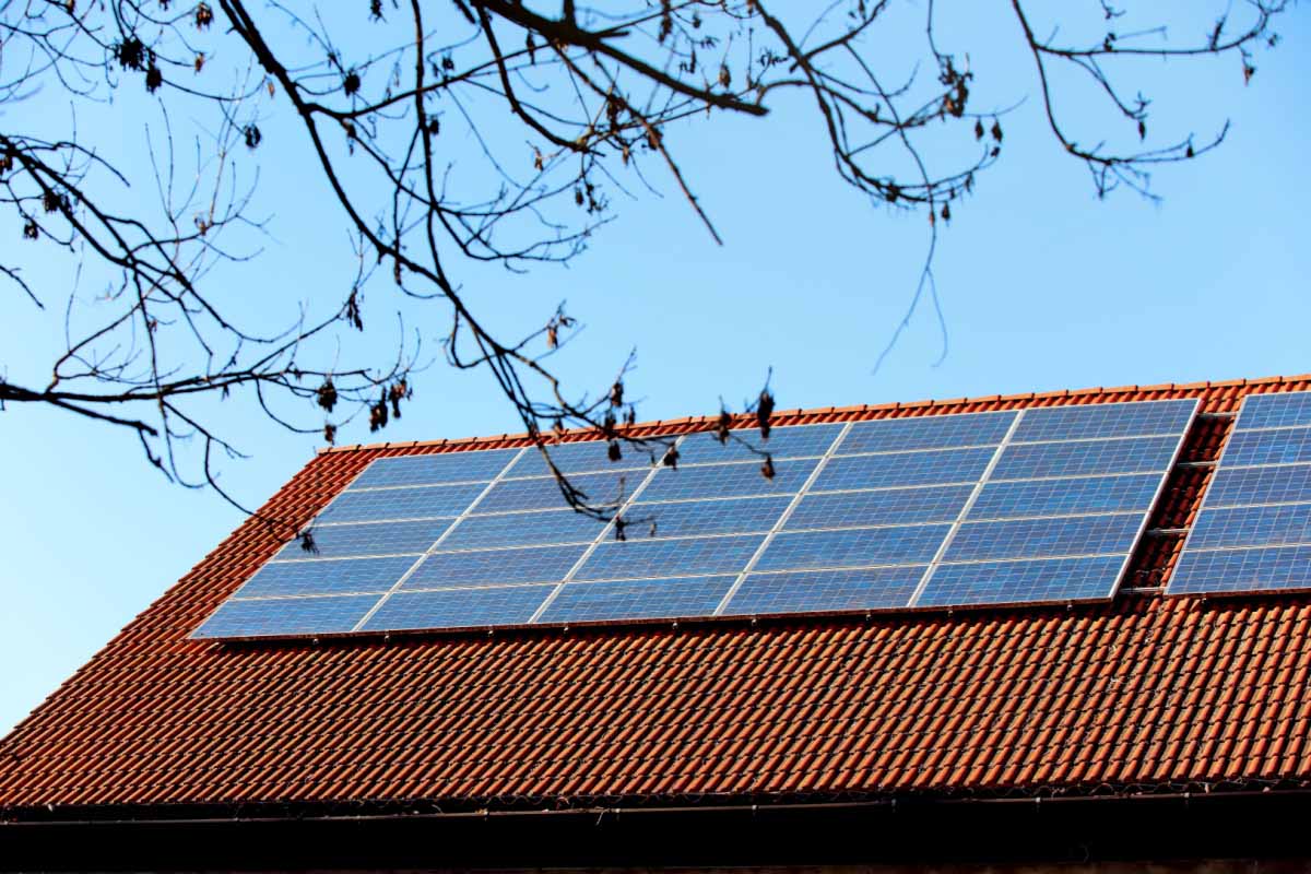 Peut-on installer un kit solaire Plug and Play sur un toit ?