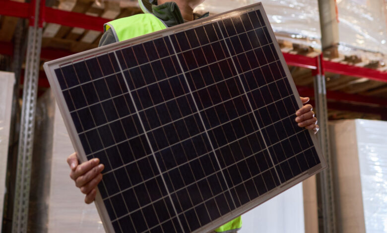 Un panneaux solaire de 100 W à moins de 85 €.
