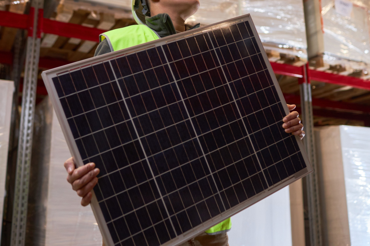 Un homme fabrique son propre panneau solaire à partir de disques usagé