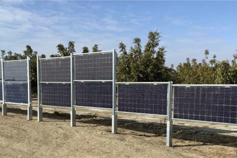 Une clôture composée de panneaux solaires verticaux. 
