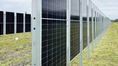 Ce système solaire vertical utilise la technologie des modules bifaciaux pour créer des barrières.