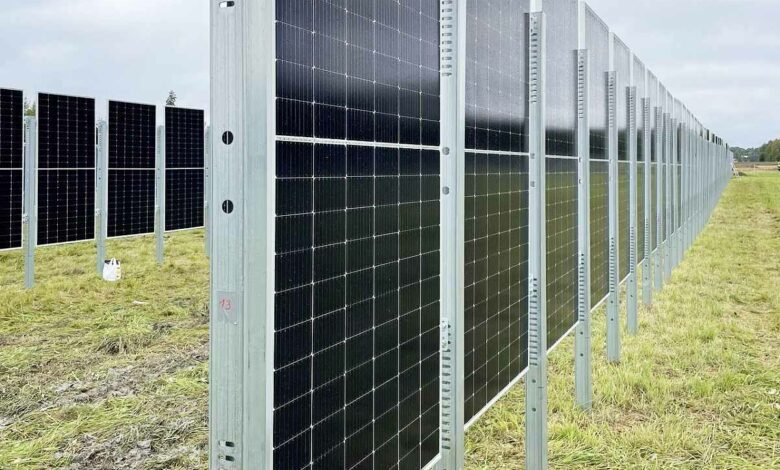 Ce système solaire vertical utilise la technologie des modules bifaciaux pour créer des barrières.