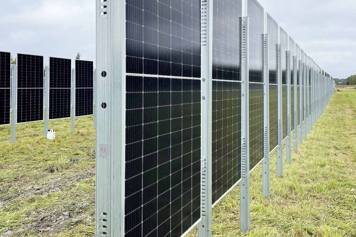 Ce système solaire vertical utilise la technologie des modules bifaciaux pour créer des barrières.