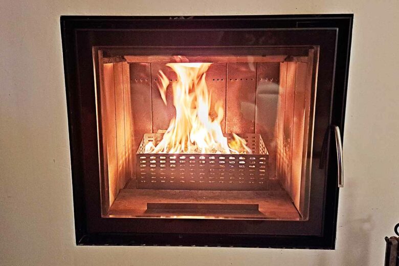 Une invention ingénieuse pour bruler des granulés de bois dans un insert de cheminée. 