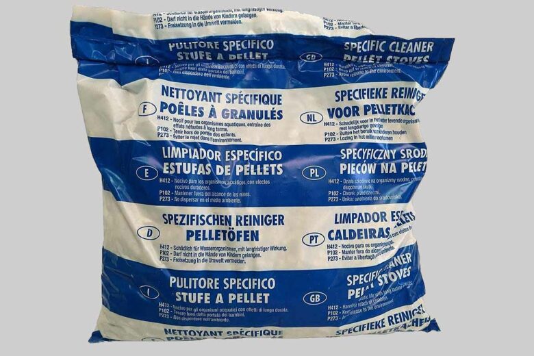 Un sac de granulés pour ramoner les poêle à pellets.