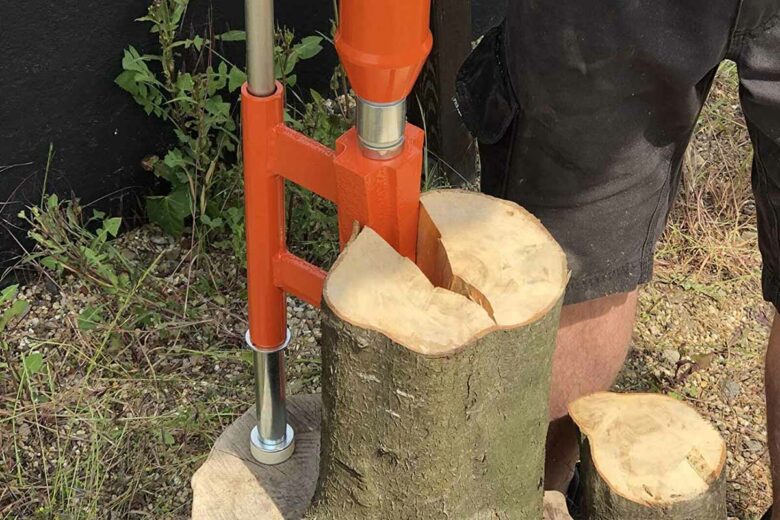 Une invention qui utilise la gravité pour fendre le bois.