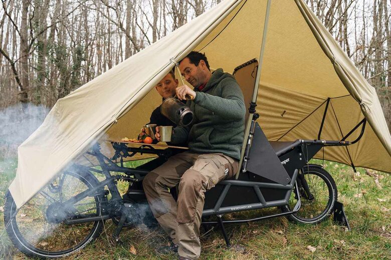 Spacecamper Bike habille un vélo cargo électrique avec une bâche de sur-vélo déployable