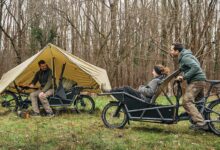 Space Camper ajoute une plate-forme de couchage et un poste de travail mobile.