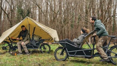 Space Camper ajoute une plate-forme de couchage et un poste de travail mobile.