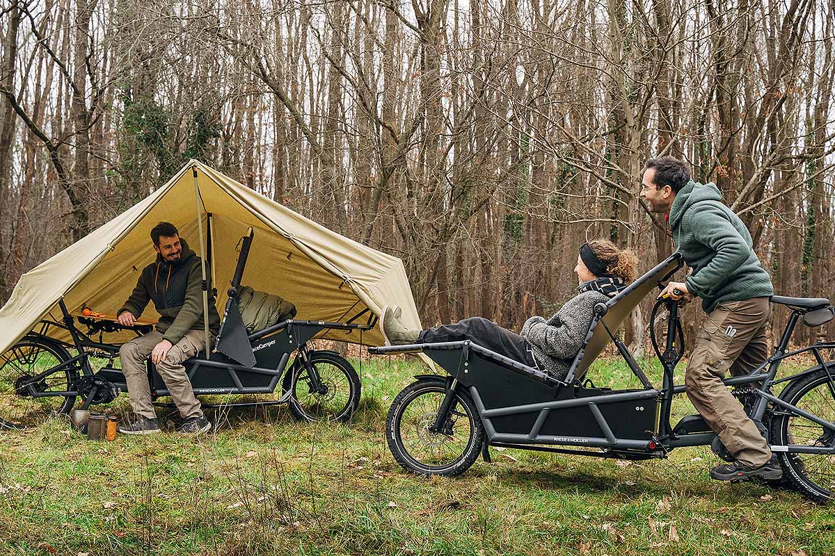 Space Camper ajoute une plate-forme de couchage et un poste de travail mobile.