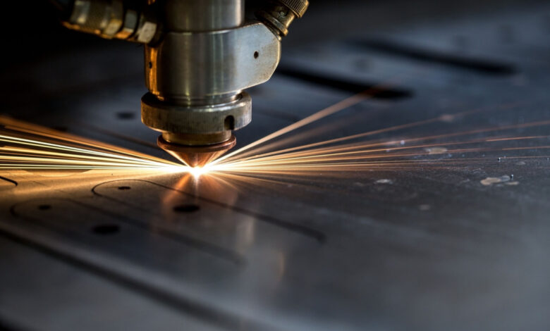 La découpe de métaux au laser.