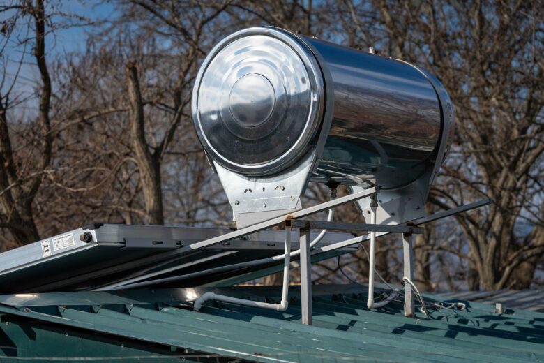 Un chauffe-eau solaire installé sur un toit. 
