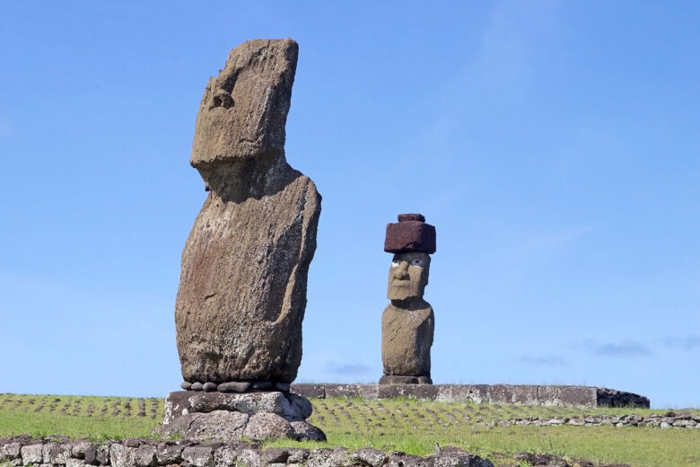Moais estatuas en el volcán Rano Raraku, Isla de Pascua, Chile