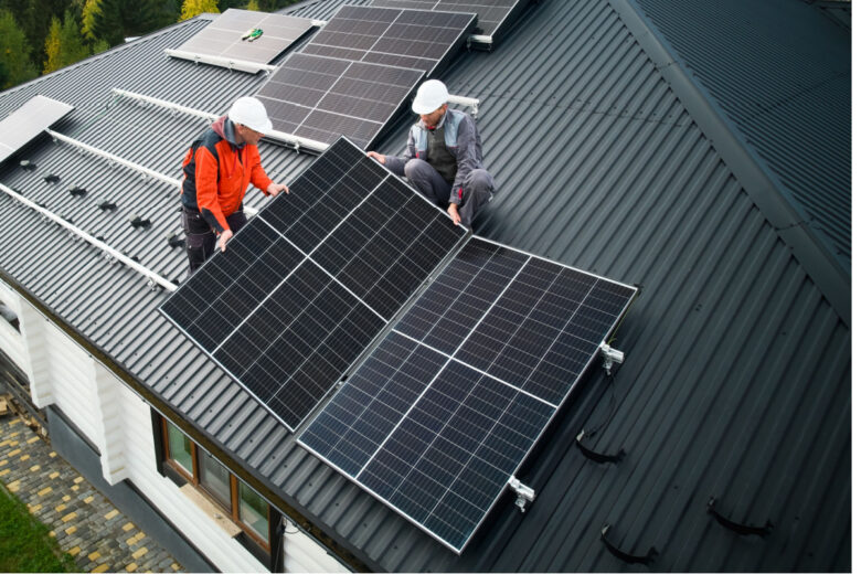L'installation de panneaux solaires sur le toit d'une maison.