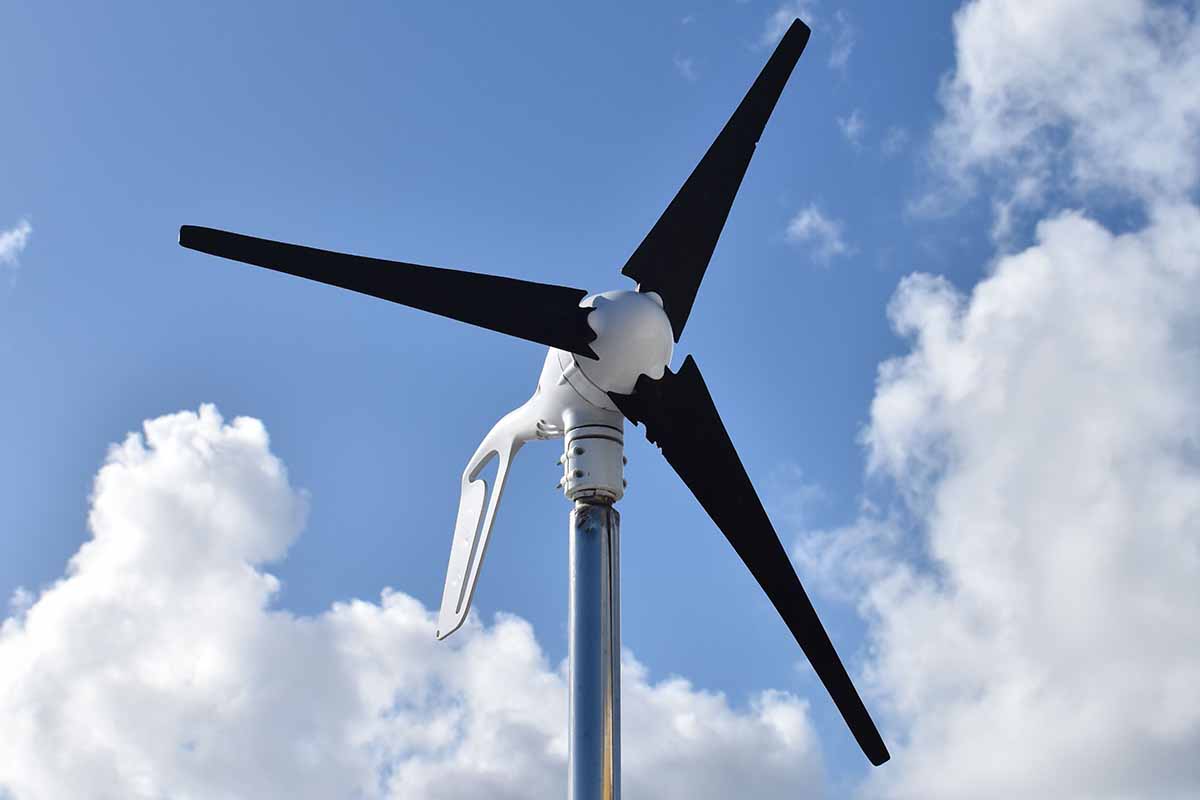 Une éolienne domestique pour produire de l’électricité grâce à l’énergie cinétique du vent.