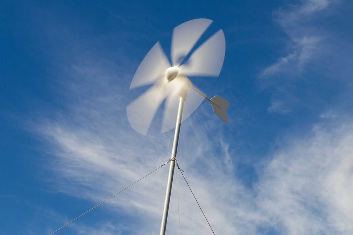 Installer une éolienne domestique dans mon jardin : quels sont mes droits  et obligations ? - M6
