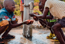 L'invention d'un appareil pour extraire l'eau de l'air dans les zones arides.