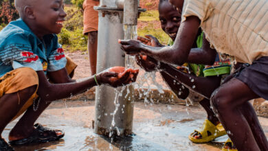 L'invention d'un appareil pour extraire l'eau de l'air dans les zones arides.