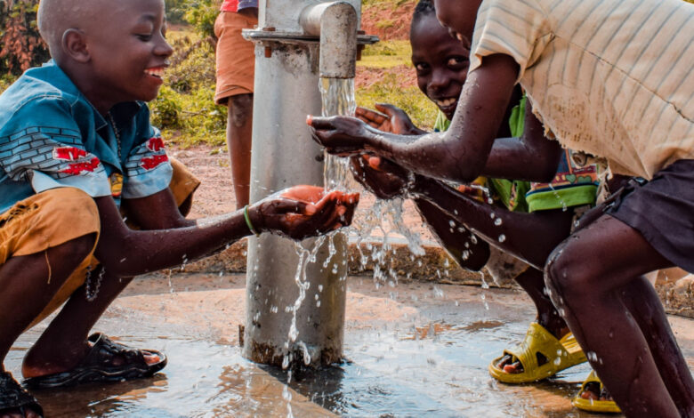 L'invention d'un appareil pour extraire l'eau de l'air dans les zones arides.