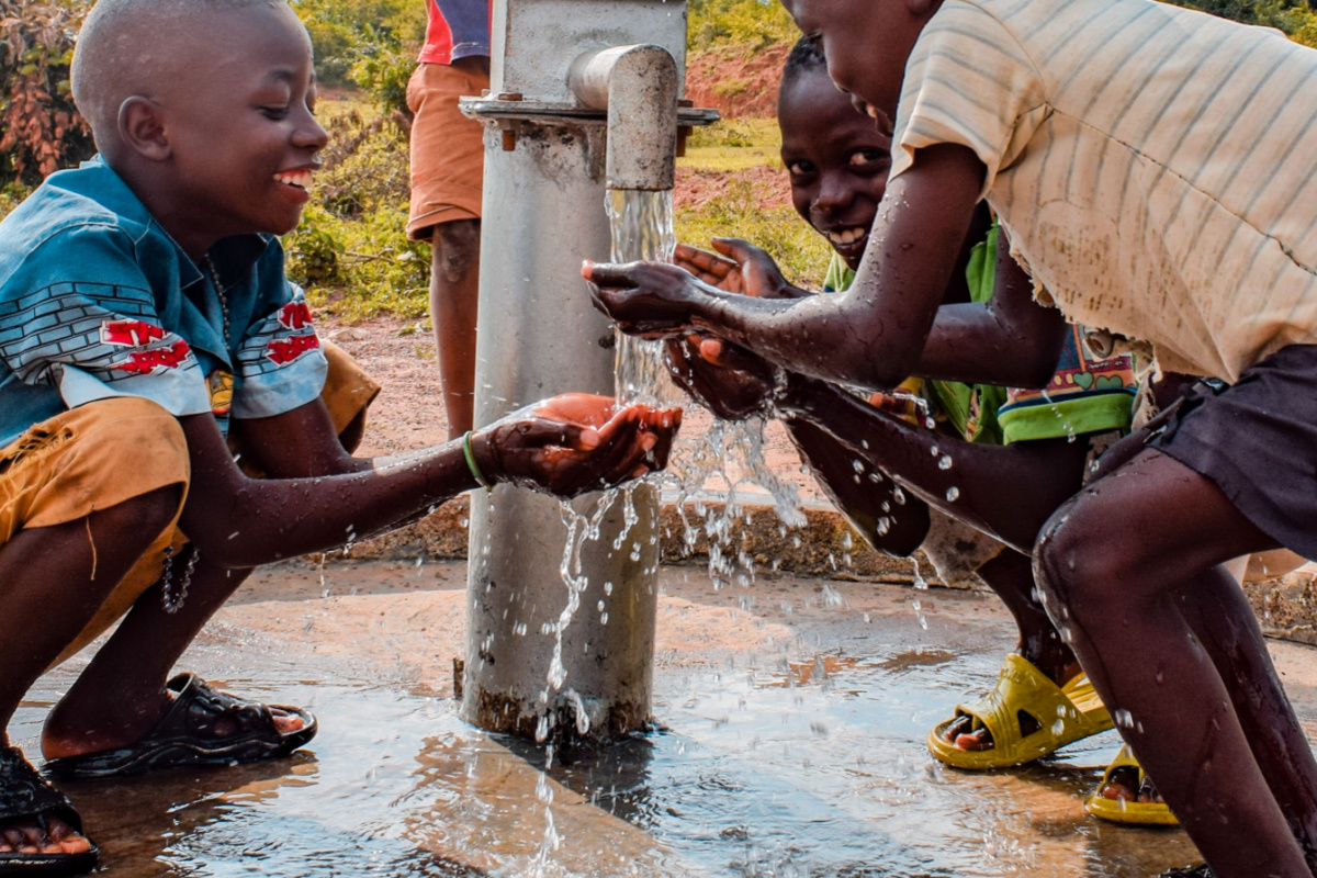 L'invention d'un appareil pour extraire l'eau de l'air dans les zones arides.