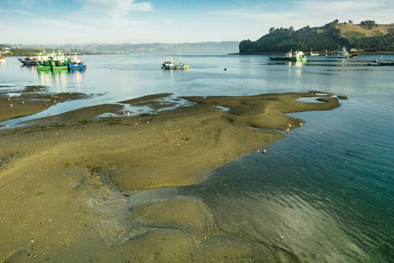 Des navires échoués pendant la marée basse