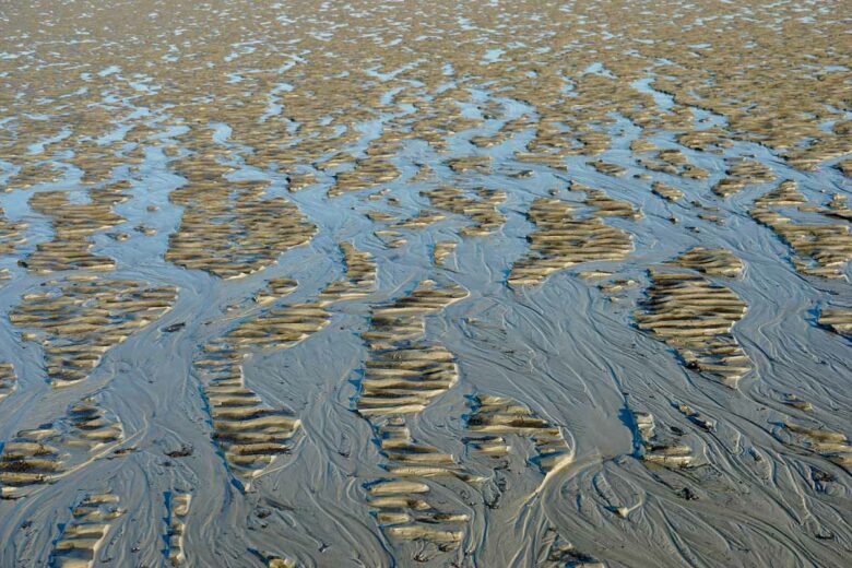L'eau se retire pendant la marée basse.