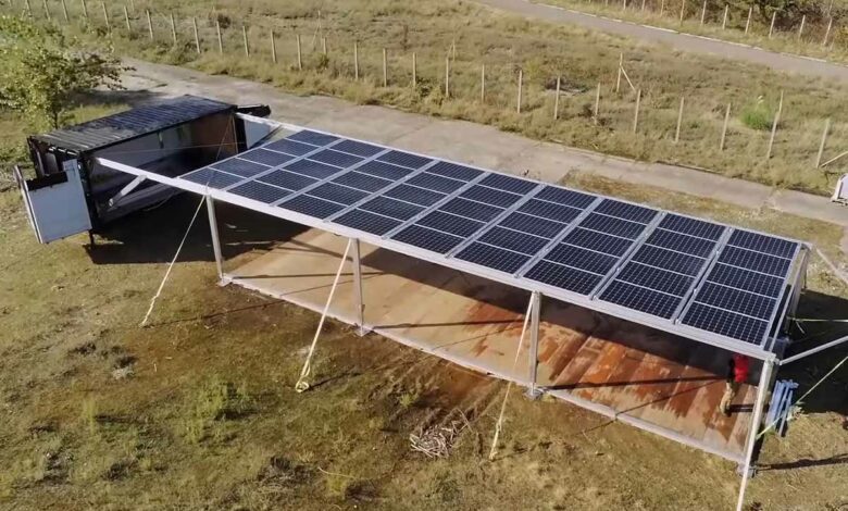 L'invention d'un abri déployable générateur d'électricité solaire.