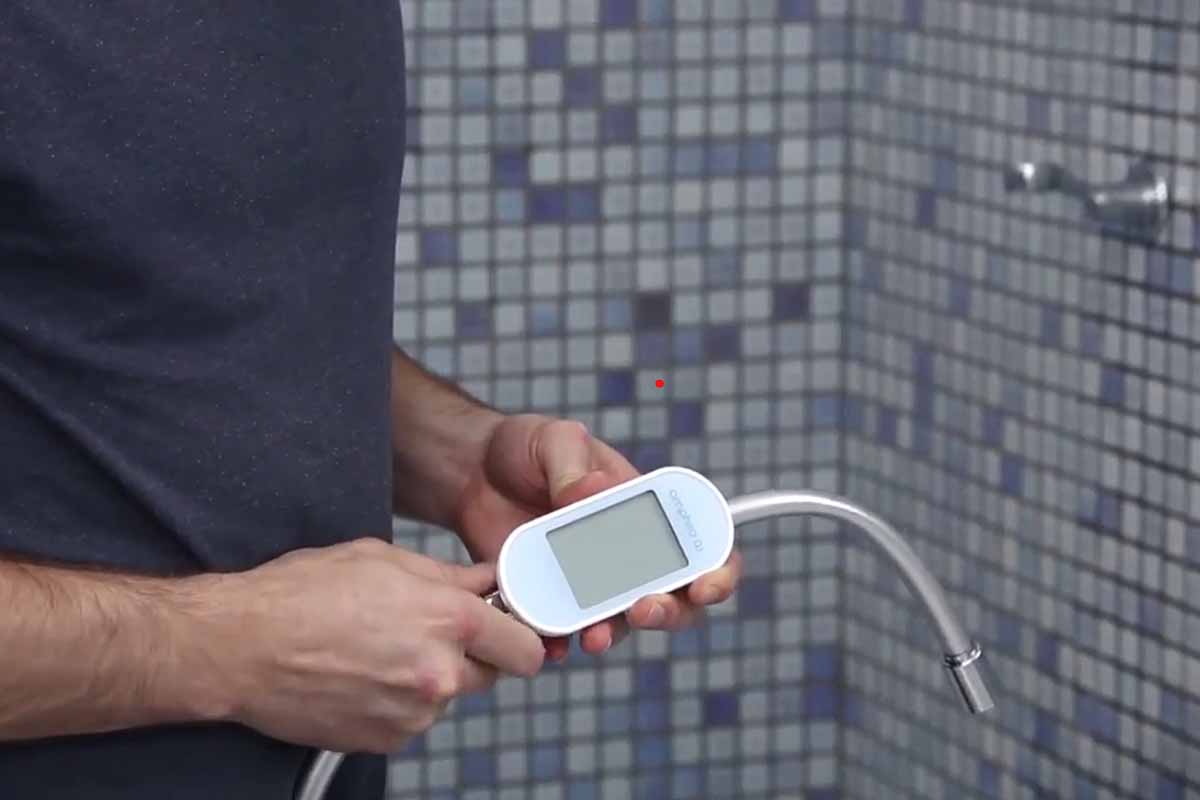 Amphiro b1 connect indique la consommation et la température de l’eau pendant la douche.