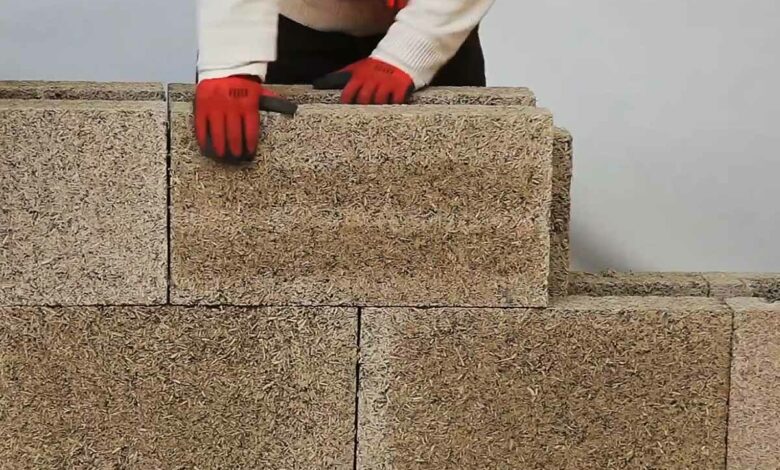 L'invention d'un bloc de construction isolant en chanvre
