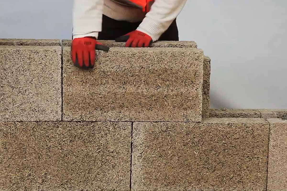 L'invention d'un bloc de construction isolant en chanvre