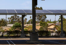 Des abris de voiture (carport) équipés de panneaux solaires.